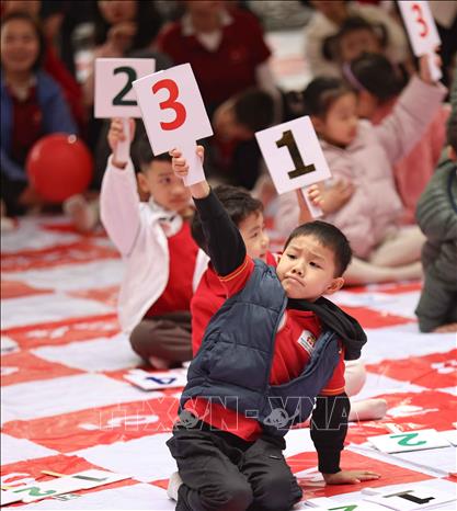 Với khả năng song ngữ vượt trội, các bé tự tin đưa ra đáp án của mình trong vòng thi về đích với hình thức loại trực tiếp. Ảnh: Thanh Tùng - TTXVN